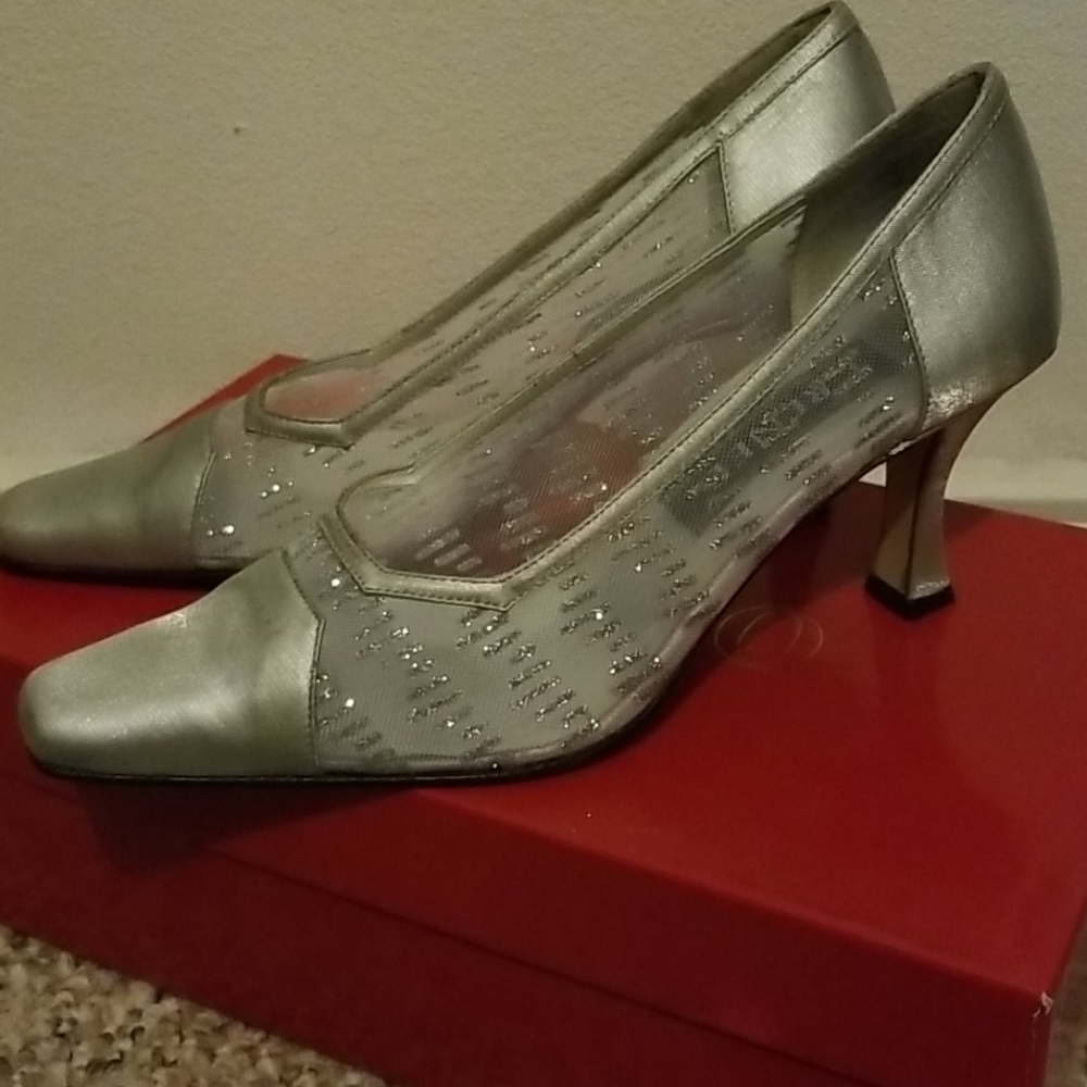 Beautiful silver pumps - Picture 2 of 7